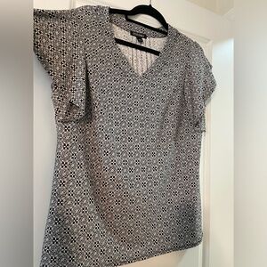 Roz&Ali black and white ruffle sleeve top.  Size Lg.